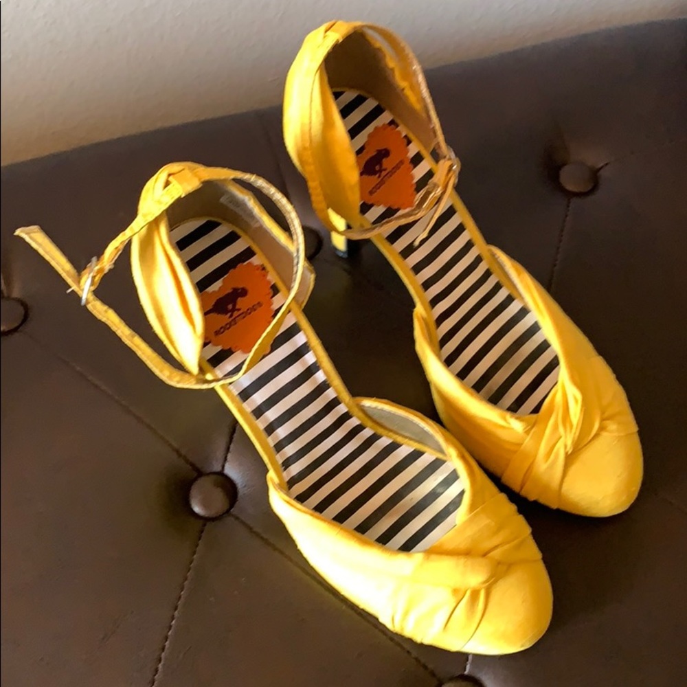 Rocket dog heels size 8! Yellow ankle straps